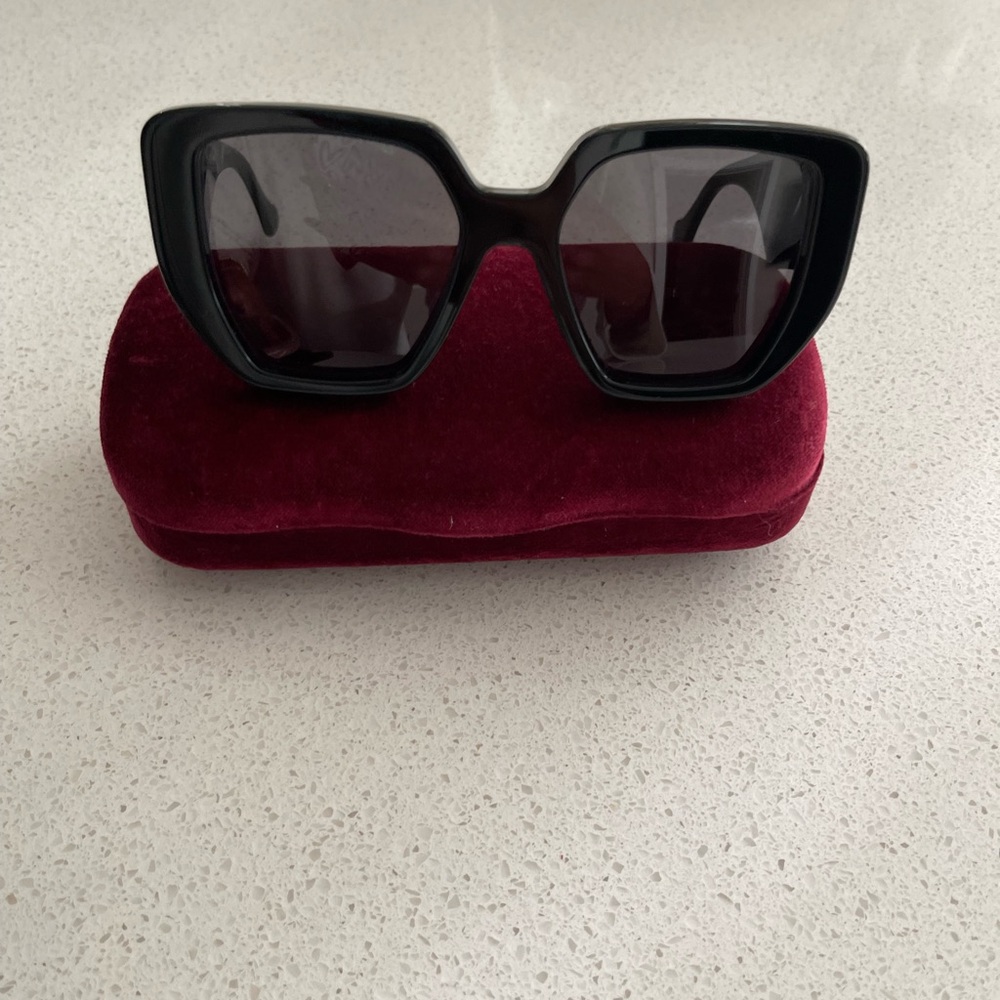 Chic Gucci Black Sunglasses